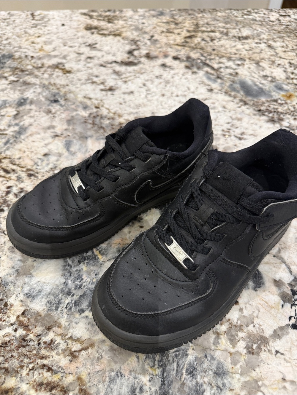 Nike Men's Black Low-Top Leather Sneakers